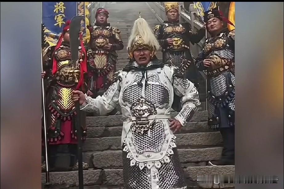 朱之文的南天门大将军造型再度新鲜亮相。这家伙近来愈发火爆，活动一场接一场，造型也