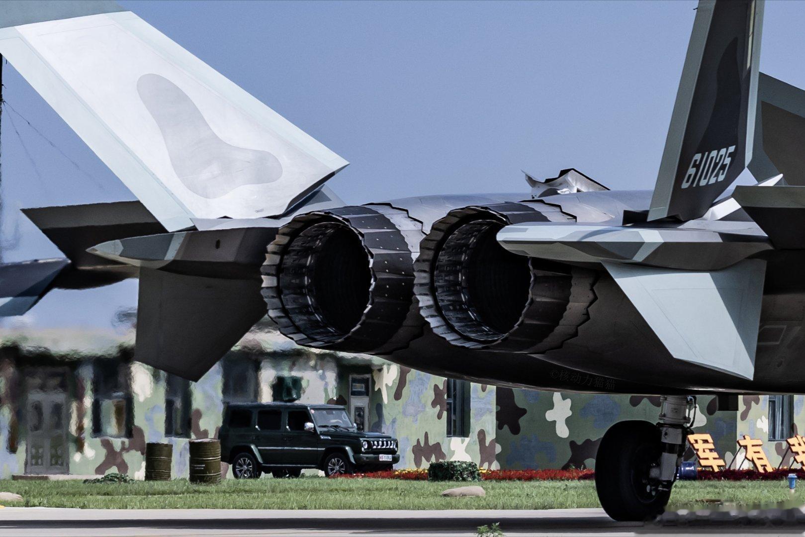 2023长春航空展现场，地面滑跑状态的歼-20战斗机尾部特写，不得不说涡扇-10