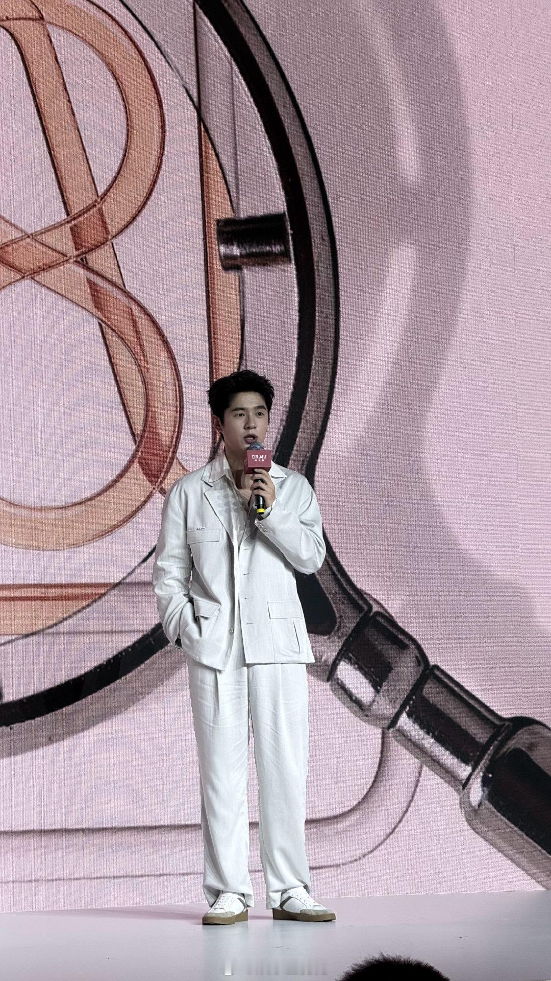 刘昊然活动生图太权威了 高清原相机镜头直出，刘昊然的颜值完全经得起近距离考验。五
