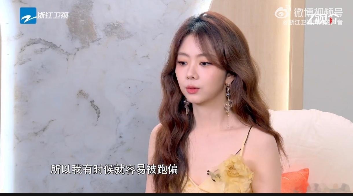 谭松韵不怕天赐输 王铮亮细心指导，谭松韵认真练习，舞台上的每一秒都不是白来的。她