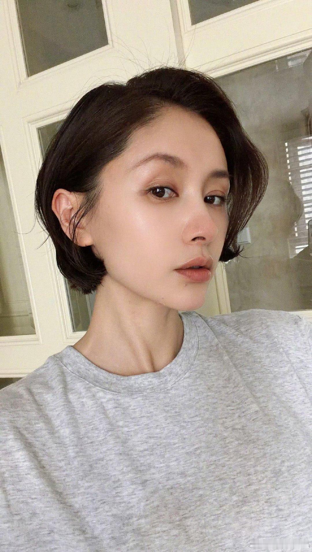 王子文剪短发了39岁王子文状态王子文剪短发了，简简单单日常自拍，这种低调耐看的美
