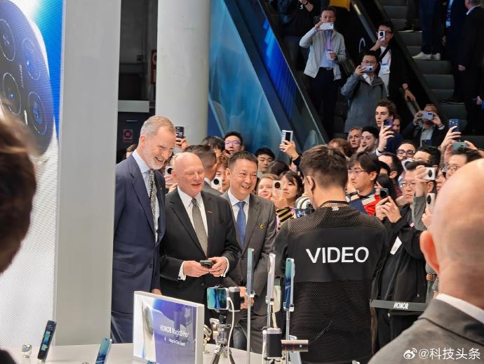 巴塞罗那现场太好嗑！李健对话何同学，当场邀请加入荣耀。何同学笑称要给员工发工资，