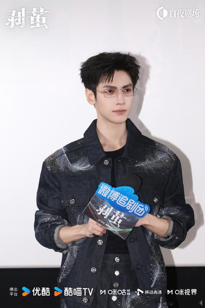 罗云熙建议优酷推出坐在怀里看模式罗云熙你是懂追剧的！建议优酷出“怀抱模式”，边躲