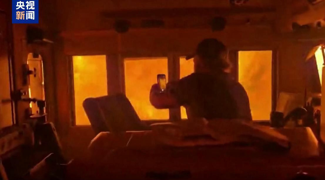 世界杯决赛面临山火烟霾考验加拿大境内16日仍有超过800处山火在燃烧，山火产生的