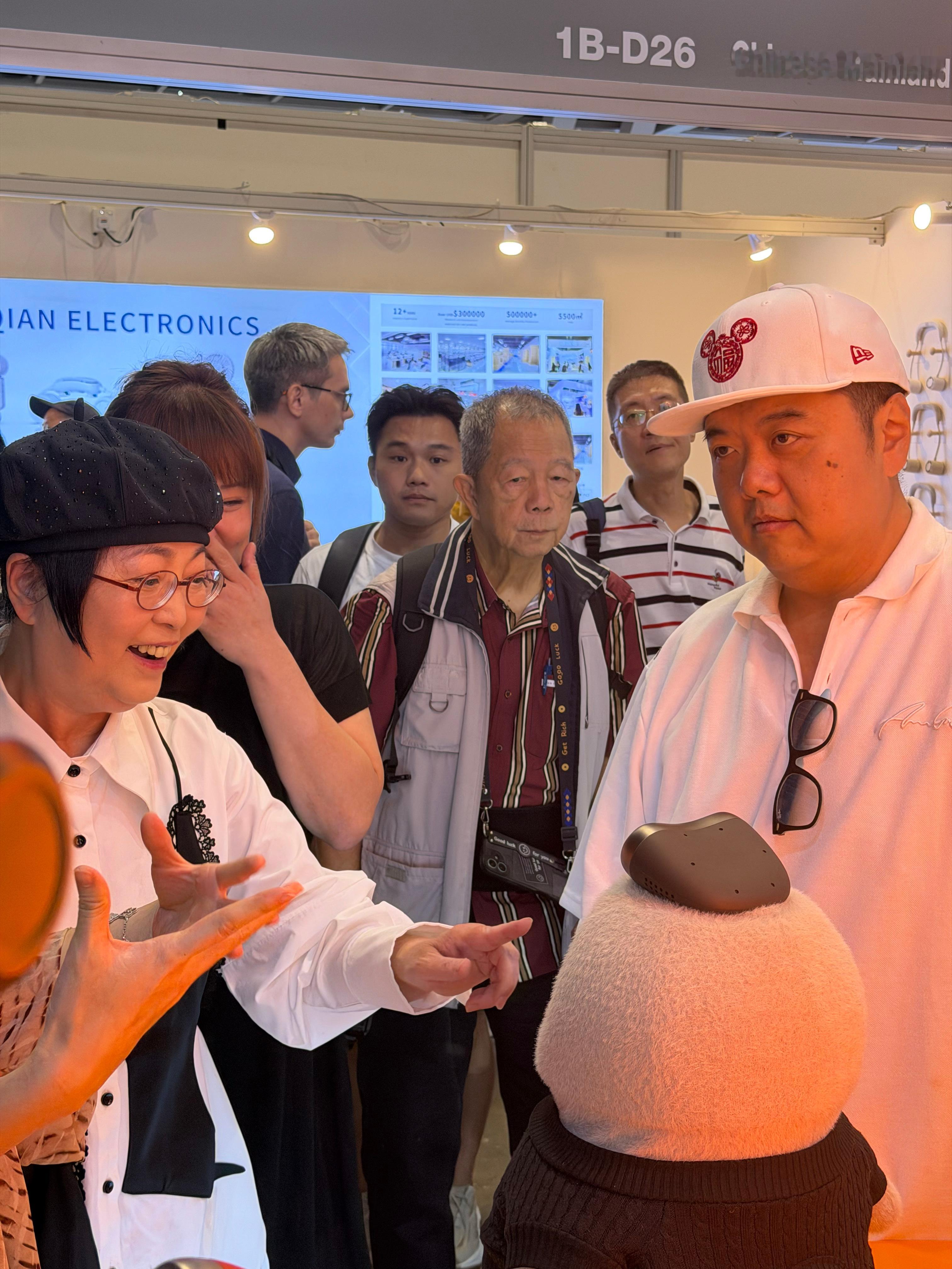有网友在香港秋季电子展偶遇苑琼丹、林子聪和陈嘉佳，也是紧跟时代潮流走在AI和机器