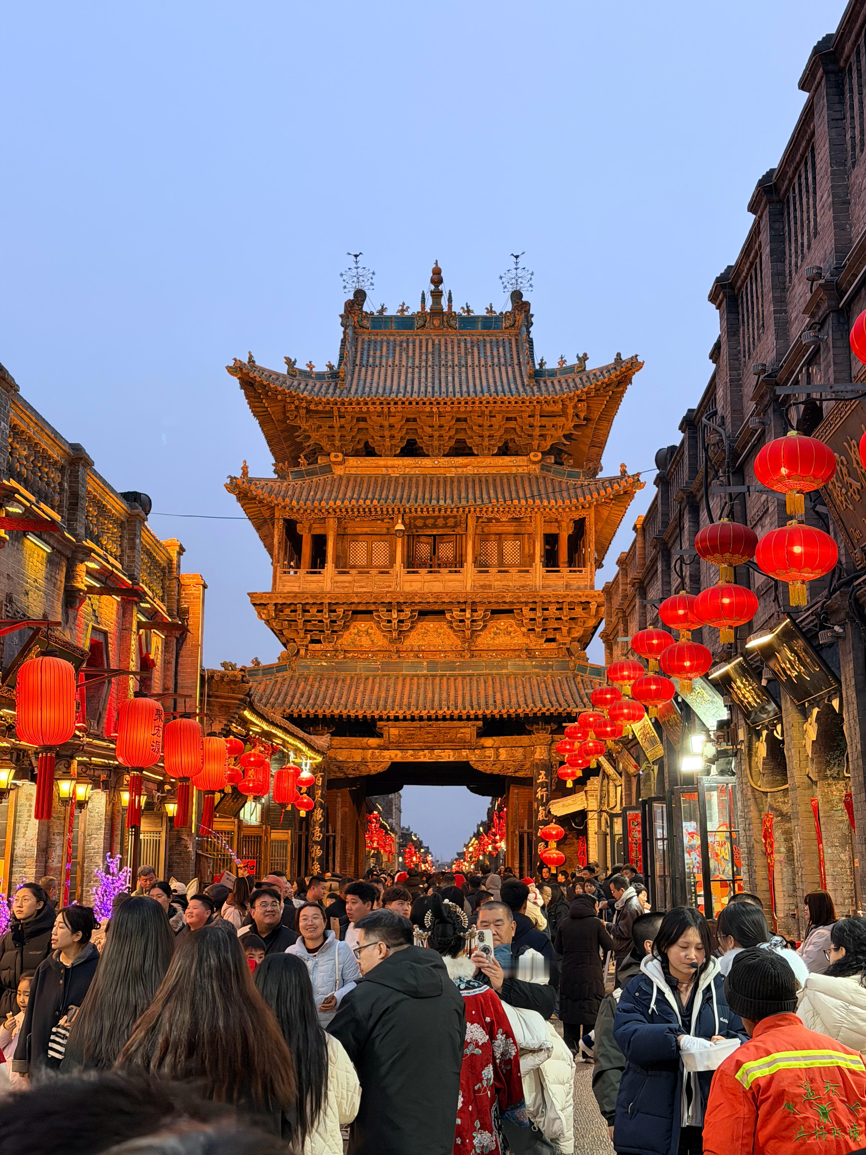 我以为我明天不上班，出来一看，大家好像都不上班