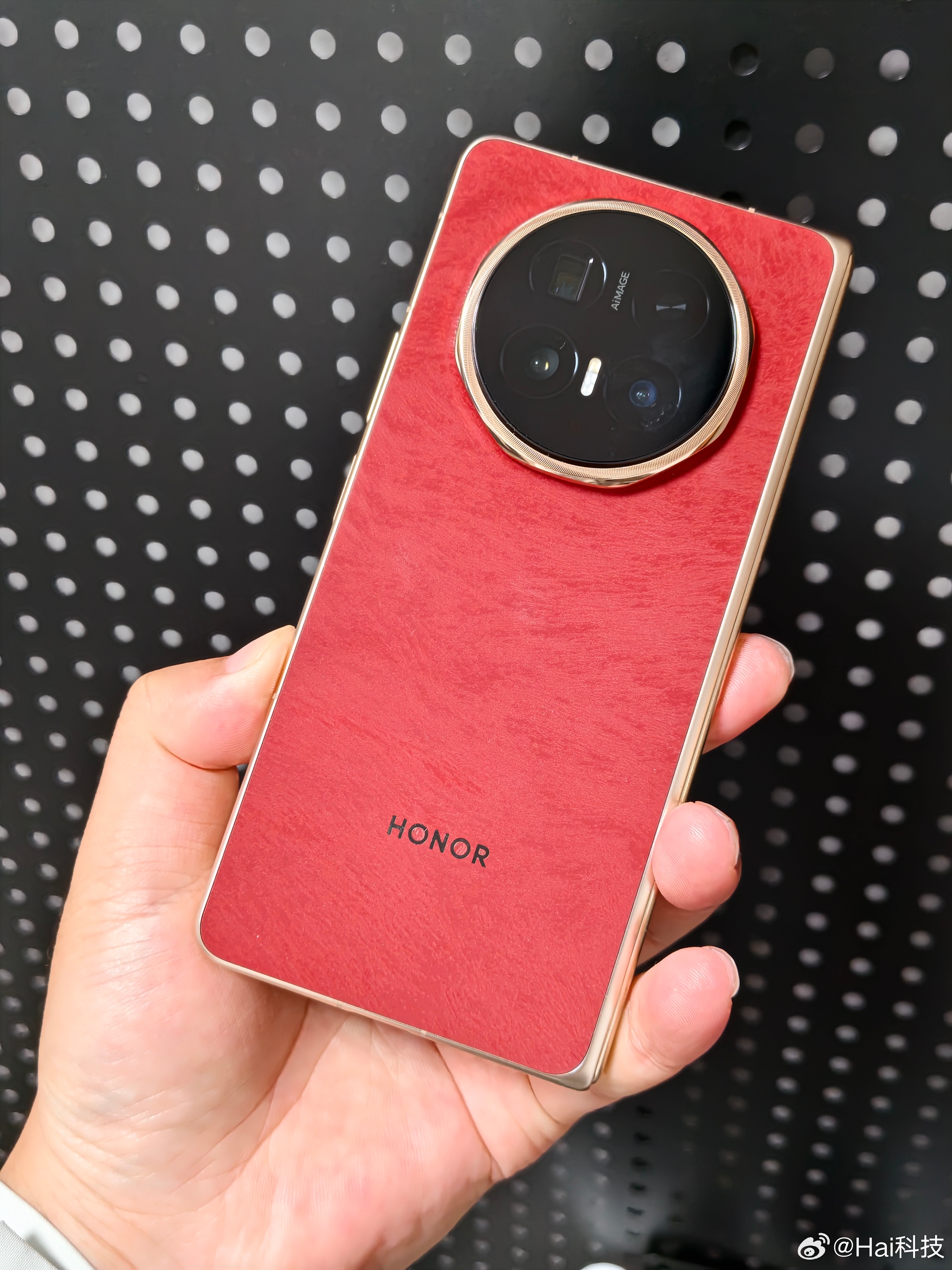 当国产大折叠早已经抹平了折痕、上了UTG、黑钻屏，还做强做好了精密铰链、做好了拍