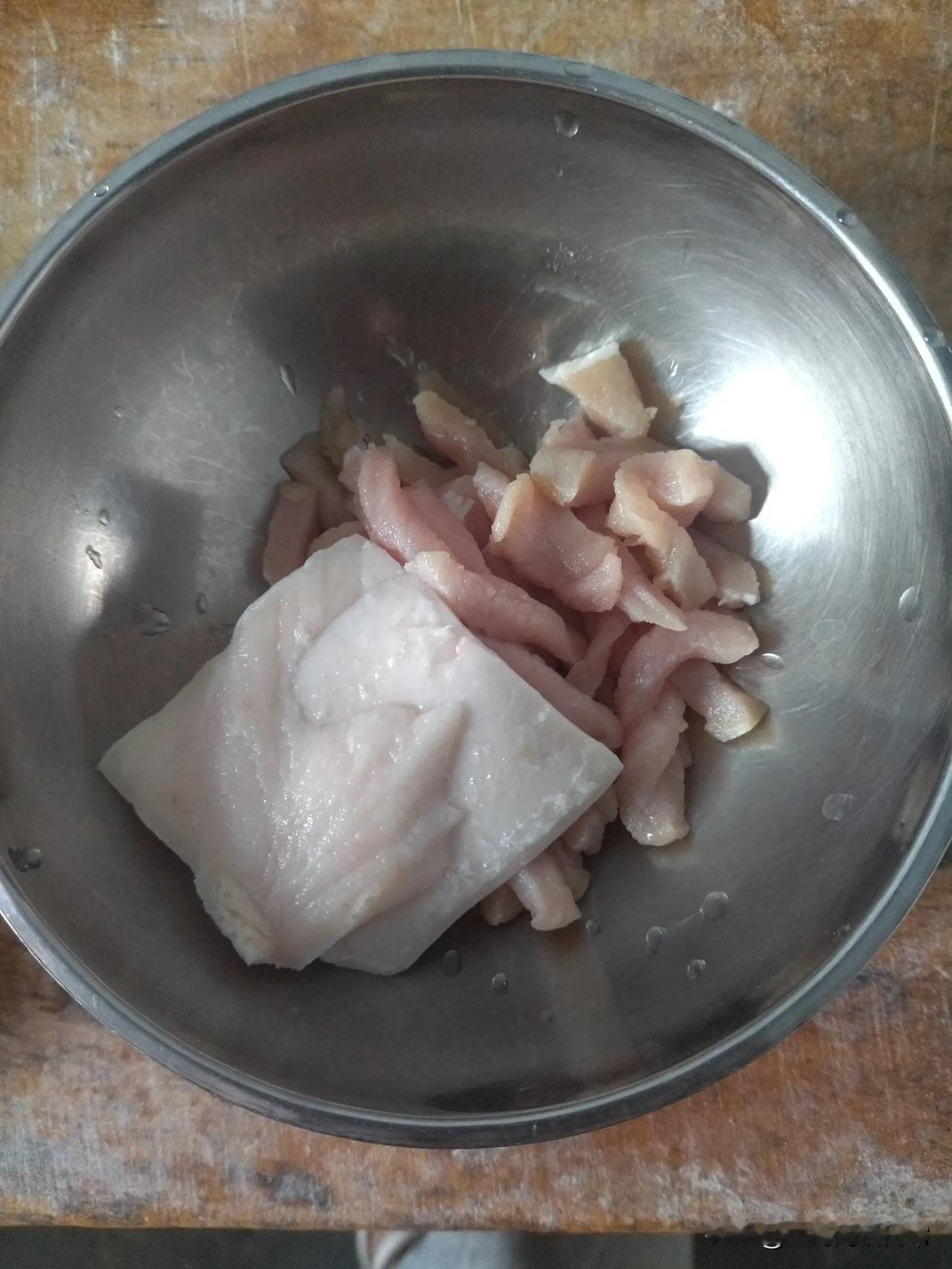 今天中午的午饭，就指望这点肥肉耗的猪油了。家里的油，都是婆婆去年过年时买的，一买
