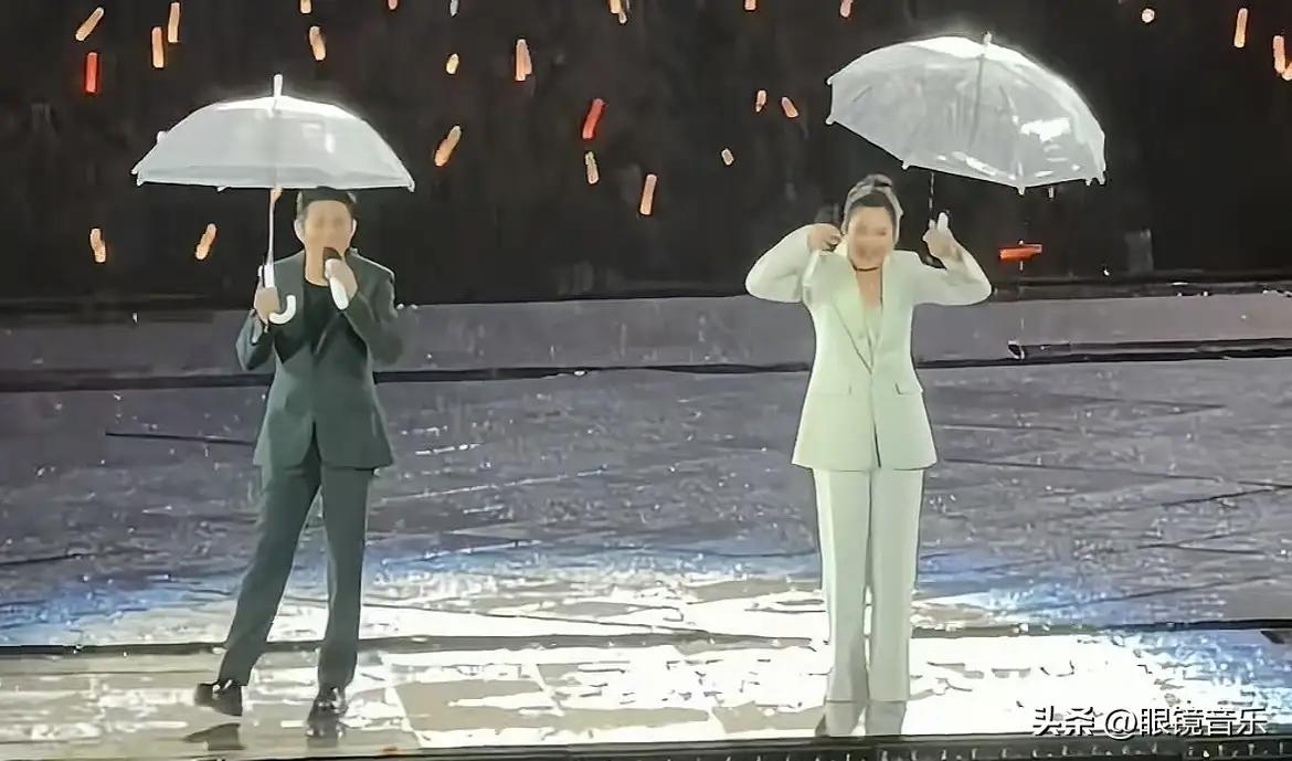 凤凰传奇演唱会万人雨中大合唱这也太热血了！暴雨挡不住热爱，万人合唱瞬间治愈所有疲