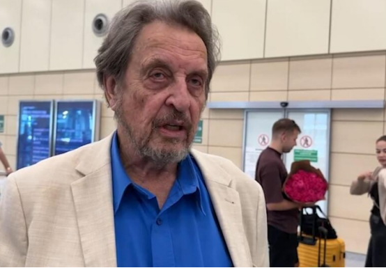 马斯克的父亲埃罗尔近日接受俄新社采访时，公开表示在俄乌冲突问题上站在俄罗斯一边，