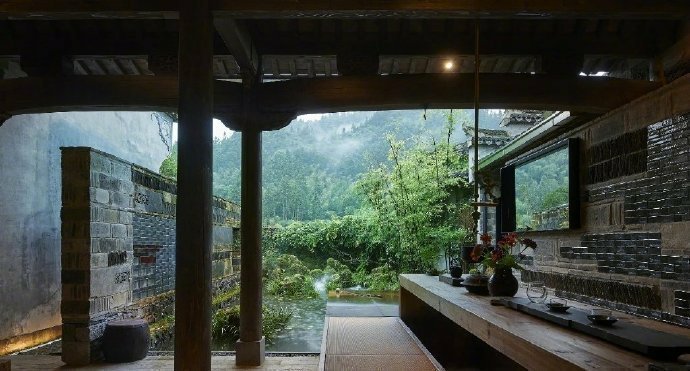人本过客来无处，休说故里在何方。随遇而安无不可，人间到处有花香。——林语堂