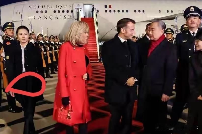 这次马克龙访华，王毅外长在机场接机，大家又看到了中国第一女保镖严月霞，她站在法国