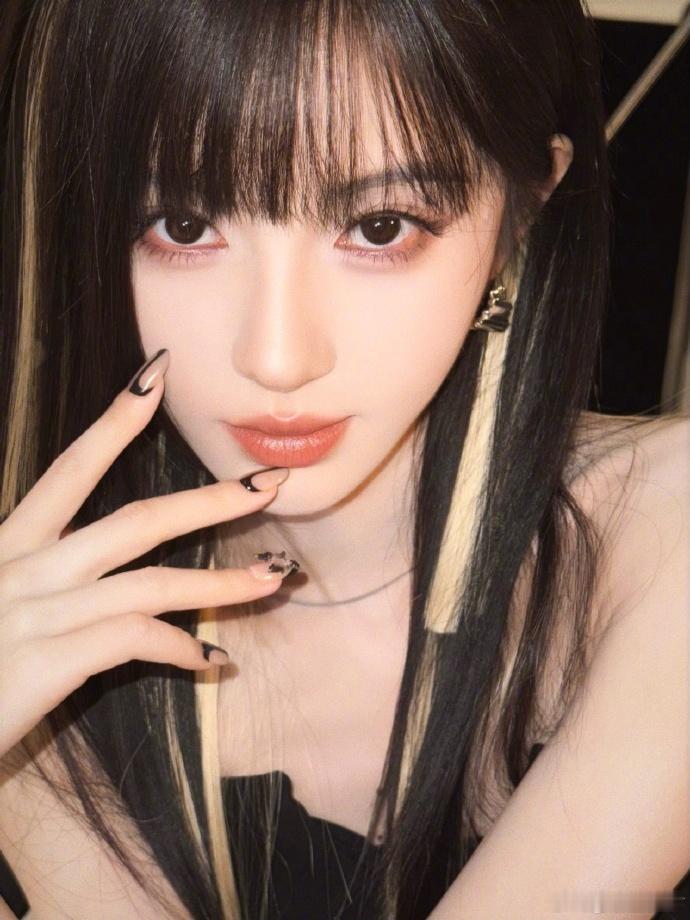 鞠婧祎齐刘海公主切发型 鞠婧祎齐刘海公主切发型美的也太权威了吧，这一次的风格真的