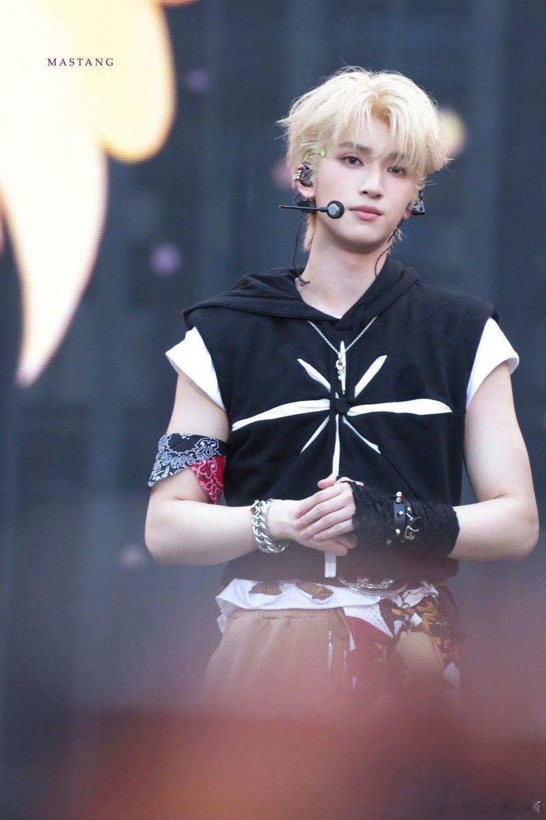 严浩翔金发生图染金发的完美爱豆