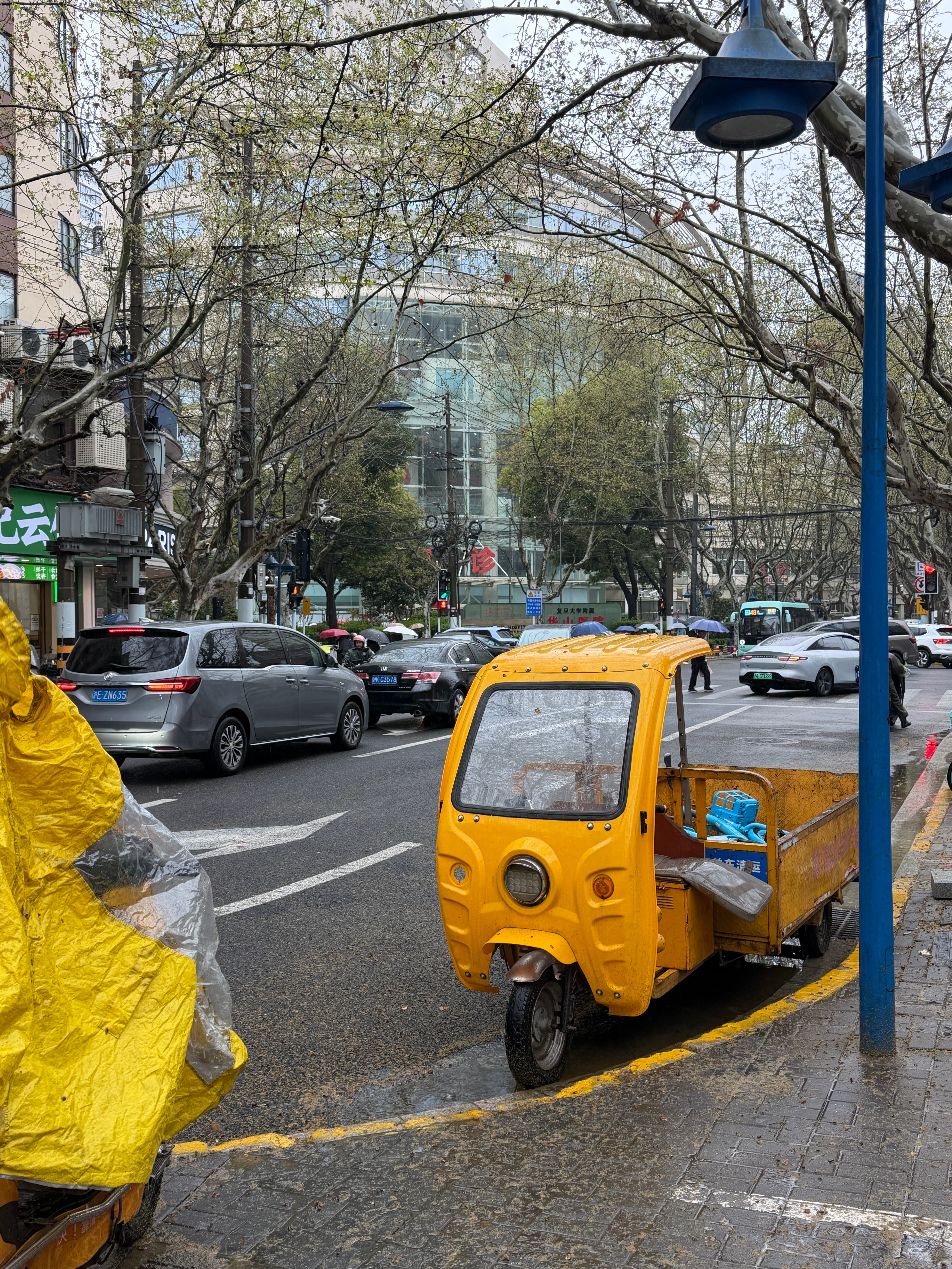 最近肩颈痛得厉害，挂了号候诊，旁边有人电脑办公，是何等的牛马精神啊……  这公司