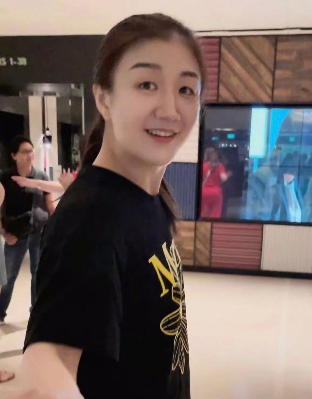 想半天还是想说，造型师下次可以不要给我姐搞那么长得龙须须吗，此女发际线长得那么好