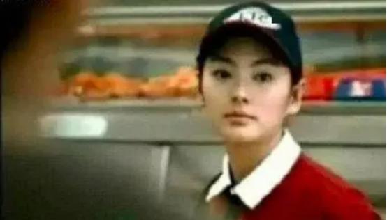 2006年，19岁的张雨绮在肯德基做兼职。一天一辆大奔直接将她带到酒店的房间，一