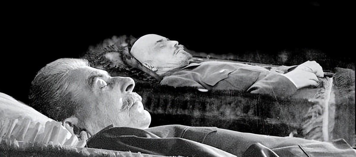 1961 年 11 月那个寒夜，红场工人匆匆填平了斯大林的墓穴。仅仅一块刻着生卒