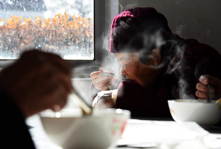医生发现：能活过85岁的食道病患者，大多在确诊后，做了这3件事

食道病听起来就