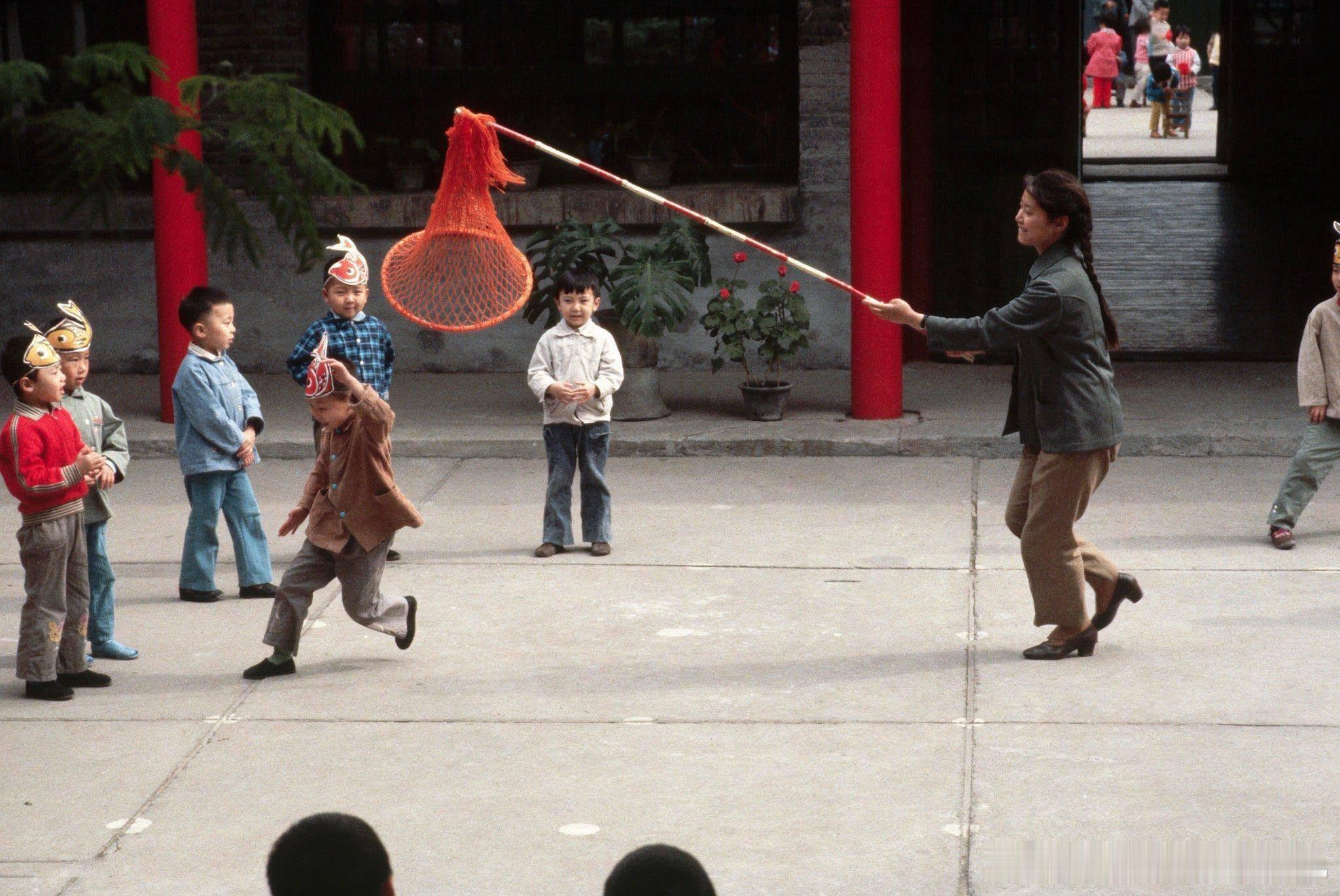1981年，北京幼儿园，捉鱼游戏老北京 ​​​