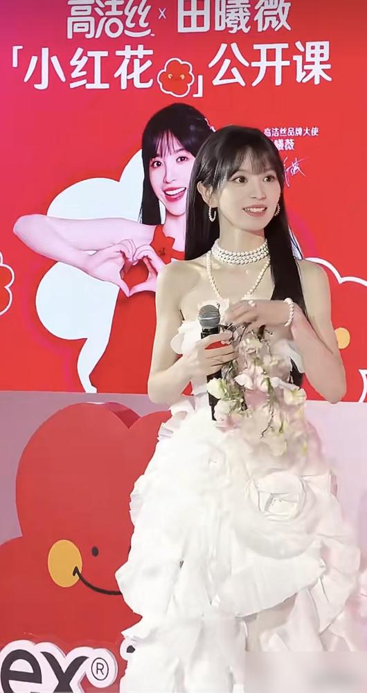 1米68，70多斤？这数字听着就离谱。
毛林林直播里随口一说，估计就是个夸张的玩