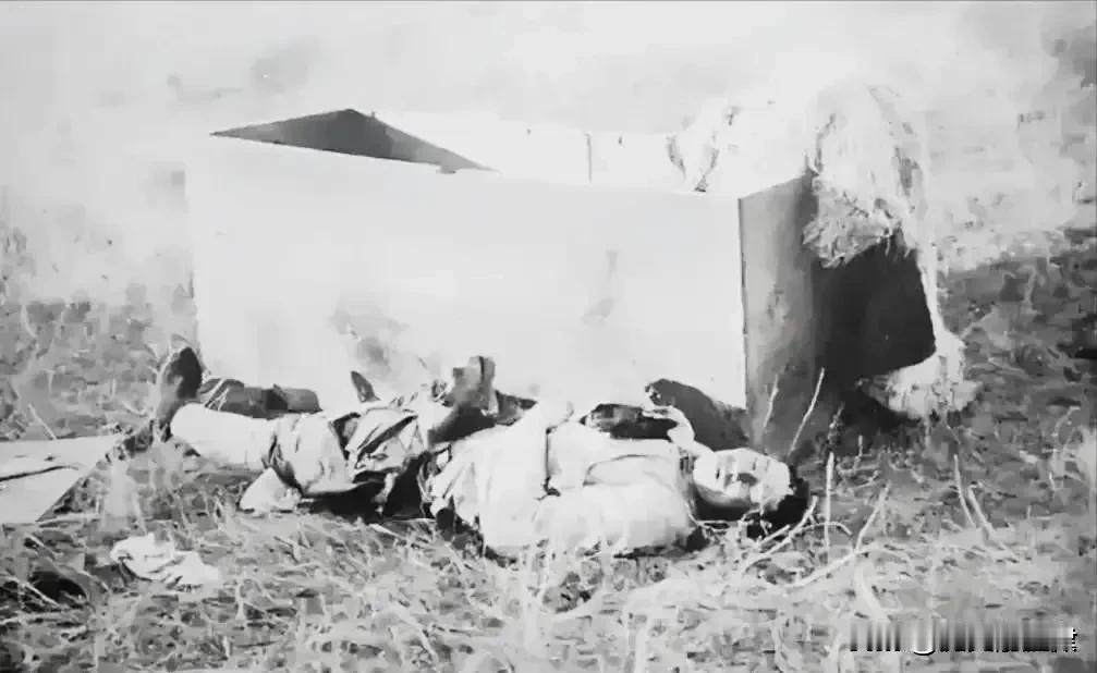 1940年杨靖宇殉国后的老照片：冰雪裹忠骨，一张旧照见证侵略者的残忍与英雄气节