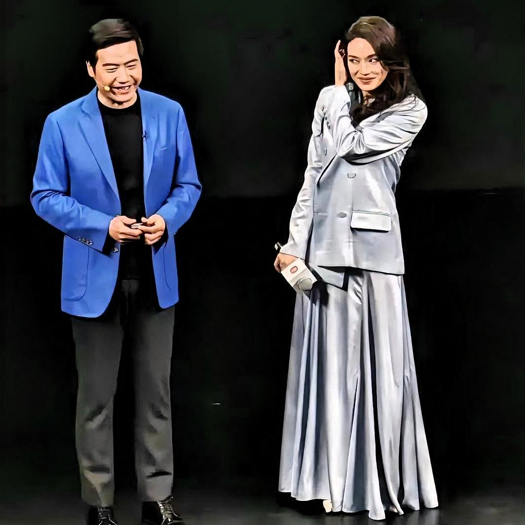 谁能想到，身价万亿的雷总和顶流女神舒淇，同台竟都害羞到不敢对视。
 
一个手握商