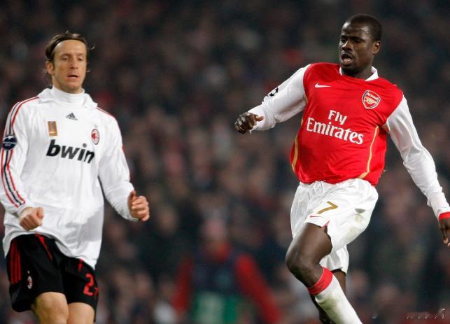 2月1日讯 前阿森纳后卫埃布埃透露曾对温格的承诺持怀疑态度。埃布埃说：“当我在非