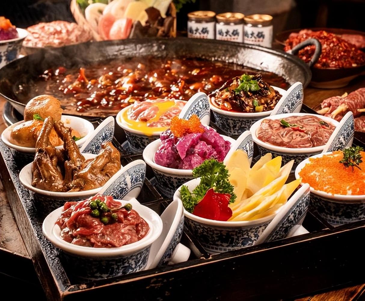网红餐厅又出事了，这次是南昌万象城的“泰铺”，一道泰式打抛饭里带着腥臭味的生鸡蛋
