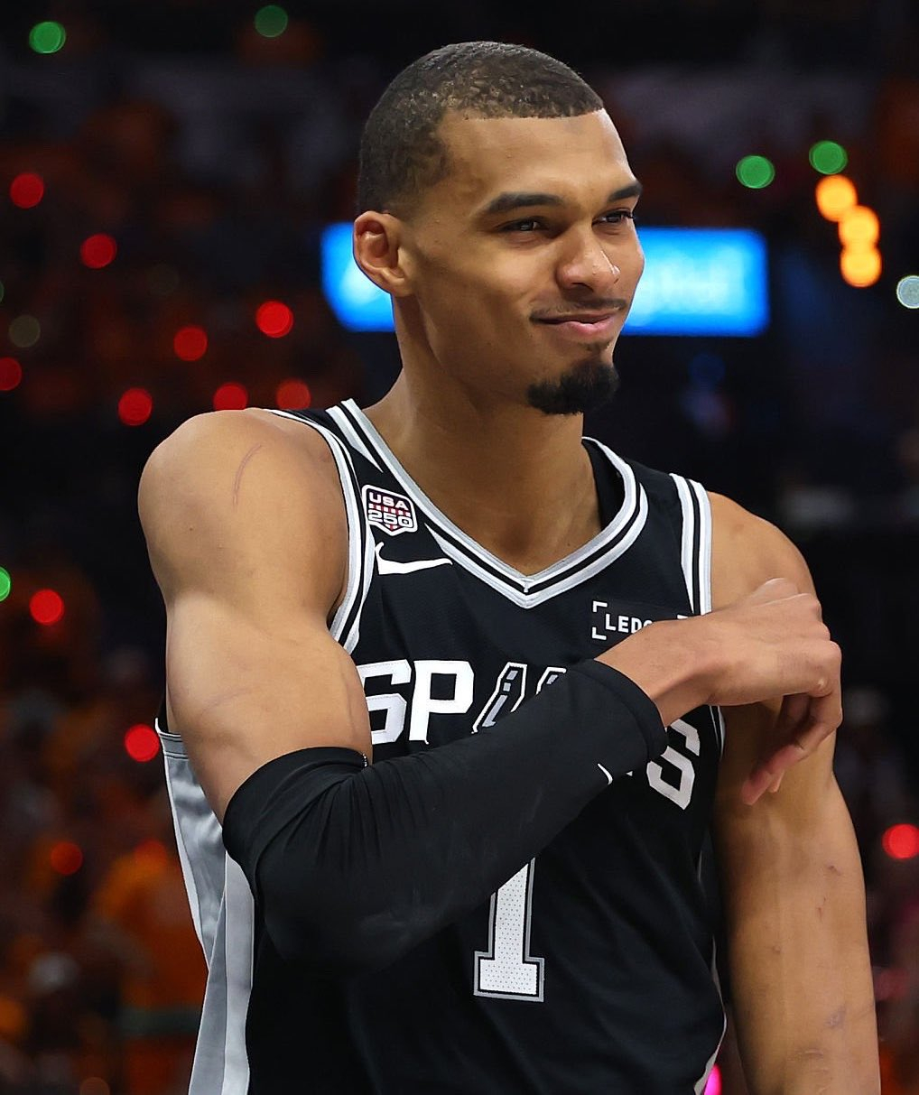 系列赛打回圣安东尼奥。马刺vs尼克斯特朗普观战NBA总决赛NBA
