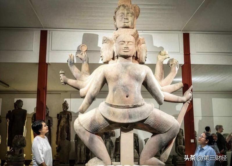 高达5米、重约7吨、曾经碎成逾1万块的柬埔寨吴哥古迹巨型湿婆神雕像，历经逾五年修