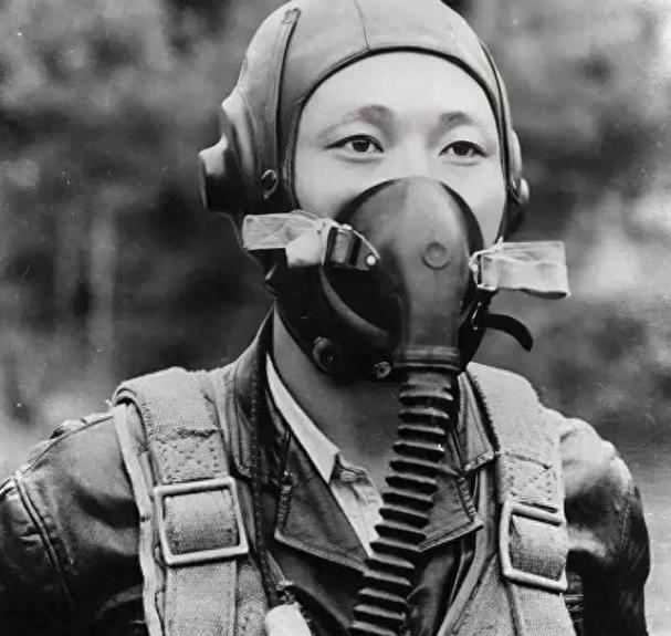 1953年，21岁的朝鲜飞行员开着米格-15战机向美国投降，获得了10万美元的奖