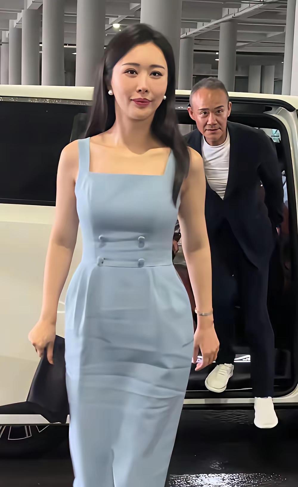 田朴珺总走在王石前面，这画面还挺有意思。田朴珺出身普通，中戏肄业后就一心搞钱。她