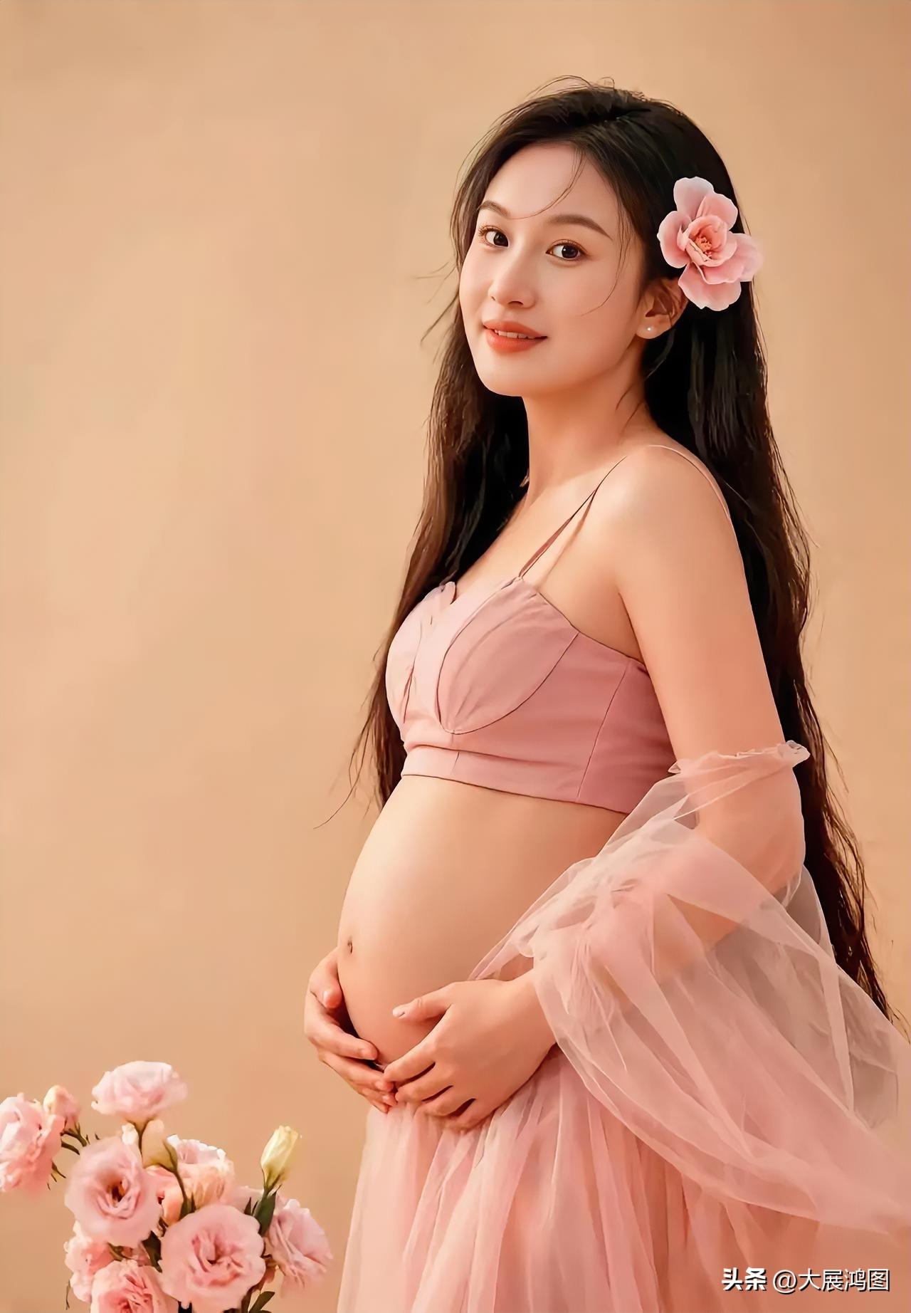 温柔孕味照，定格粉色花海中的幸福时刻。梦幻孕期写真 孕期氛围感写真 自然风孕照 