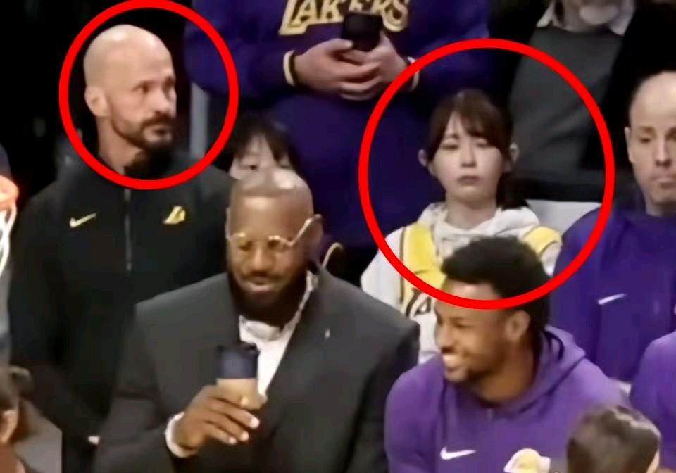 湖人揭幕战那场，詹姆斯身后美女，是日本24岁成人女星葵伊吹。
怪不得老詹坐立不安