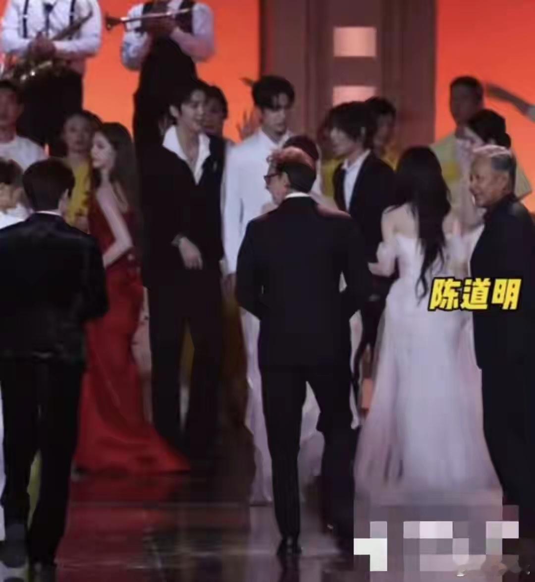 金鸡奖颁奖典礼上，当易烊千玺的名字被念出“最佳男主角”的那一刻，整个会场的反应直