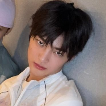 有只小猫在装凶 