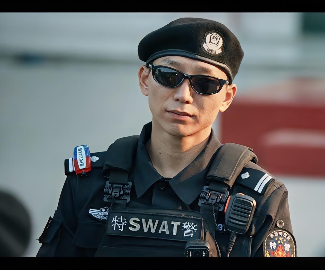 《藏锋》：网友吐槽，阿如那撑不起特警支队长，警服穿成了保安服。

演特警支队长，