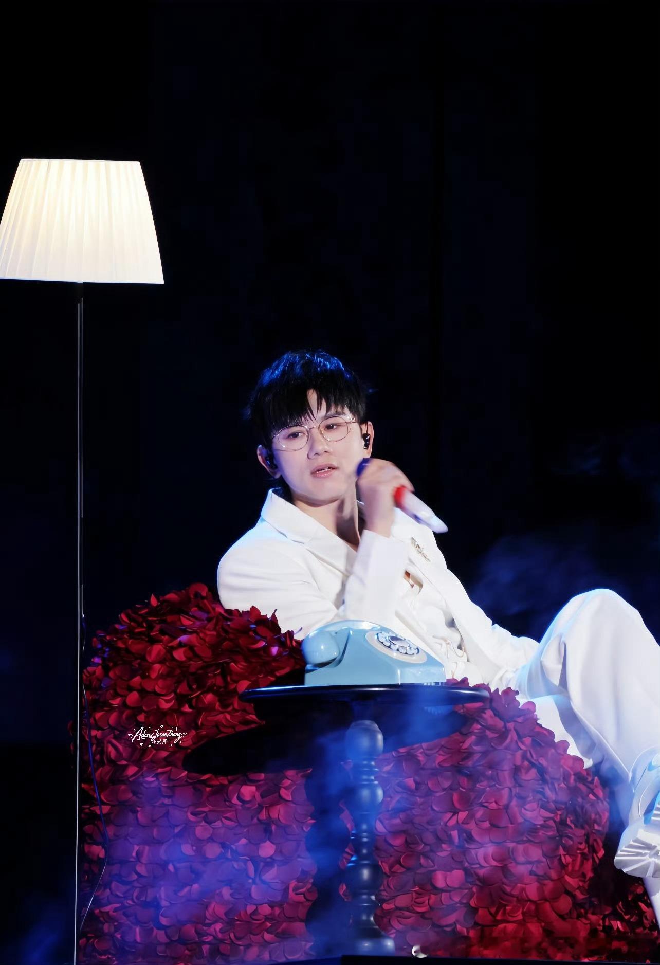 小崇拜的这张图会让我觉得即使张杰唱他不懂也很值白色衣服怎么这么好看 ​​​