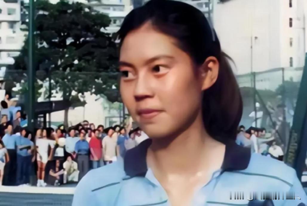 1982年，她在比赛期间背叛了祖国，以“政治避难”为由投向了美国的怀抱，令中国队