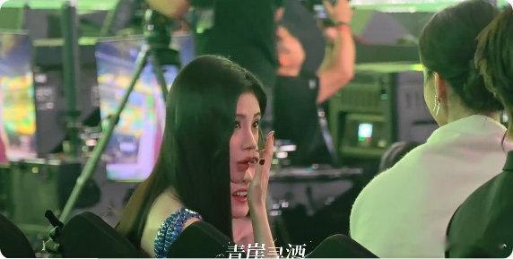 陈都灵鞠婧祎宋祖儿热聊 陈都灵鞠婧祎宋祖儿热聊的样子好养眼，三个 plmm 同框