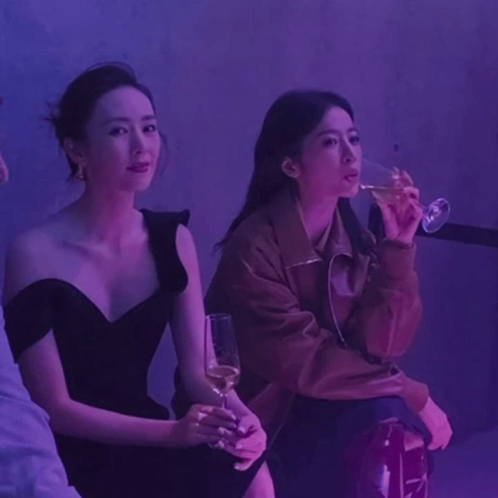 周雨彤喝醉了，傻笑憨态好可爱，女人还是不要喝酒，一醉千态出，你看左肩膀的衣服带子