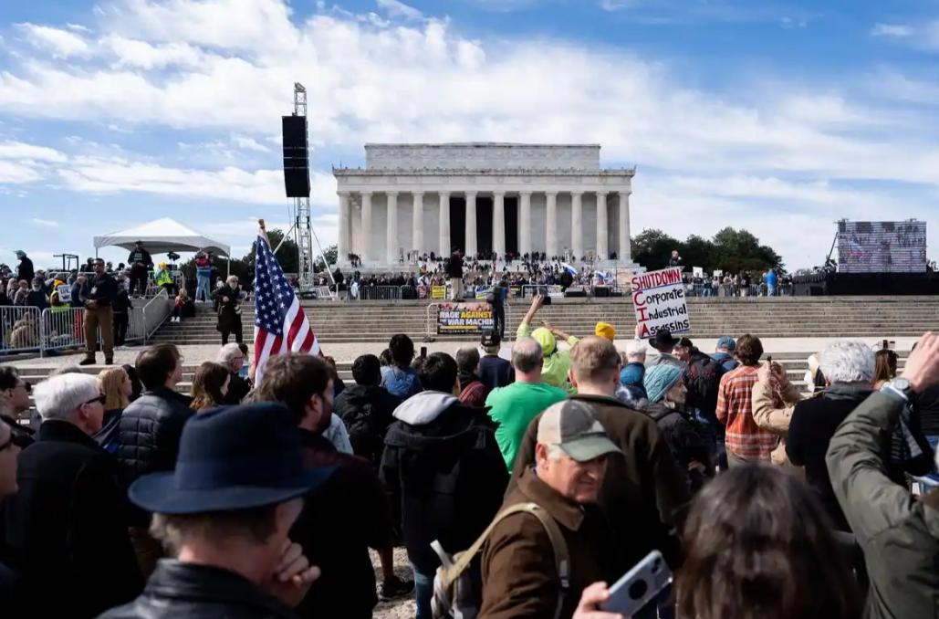 特朗普这回彻底急了。短短24小时，连吃三个大瘪。
 
中东的火还没扑灭，美国后方