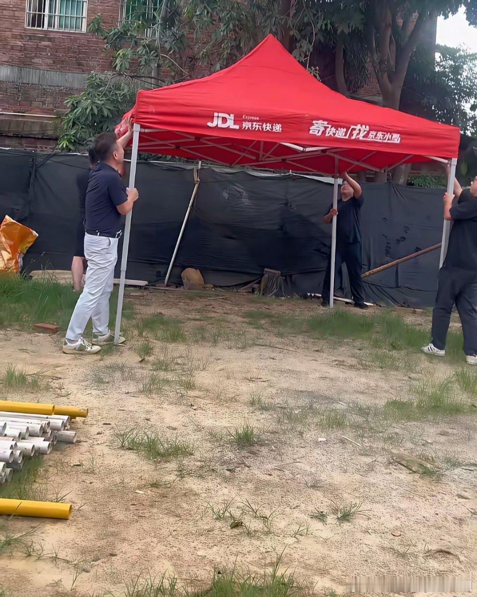 全红婵 全红婵家开始建房子后，墙上的广告才开始只有别墅建造，慢慢其它品牌多起来。