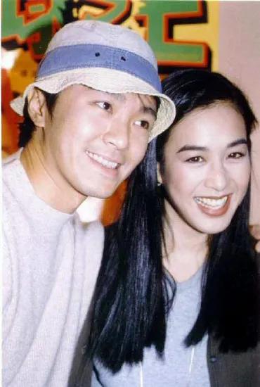 钟丽缇从来都是大大方方，她主动追求周星驰：“如果你想要家国护照，就跟我结婚吧。”