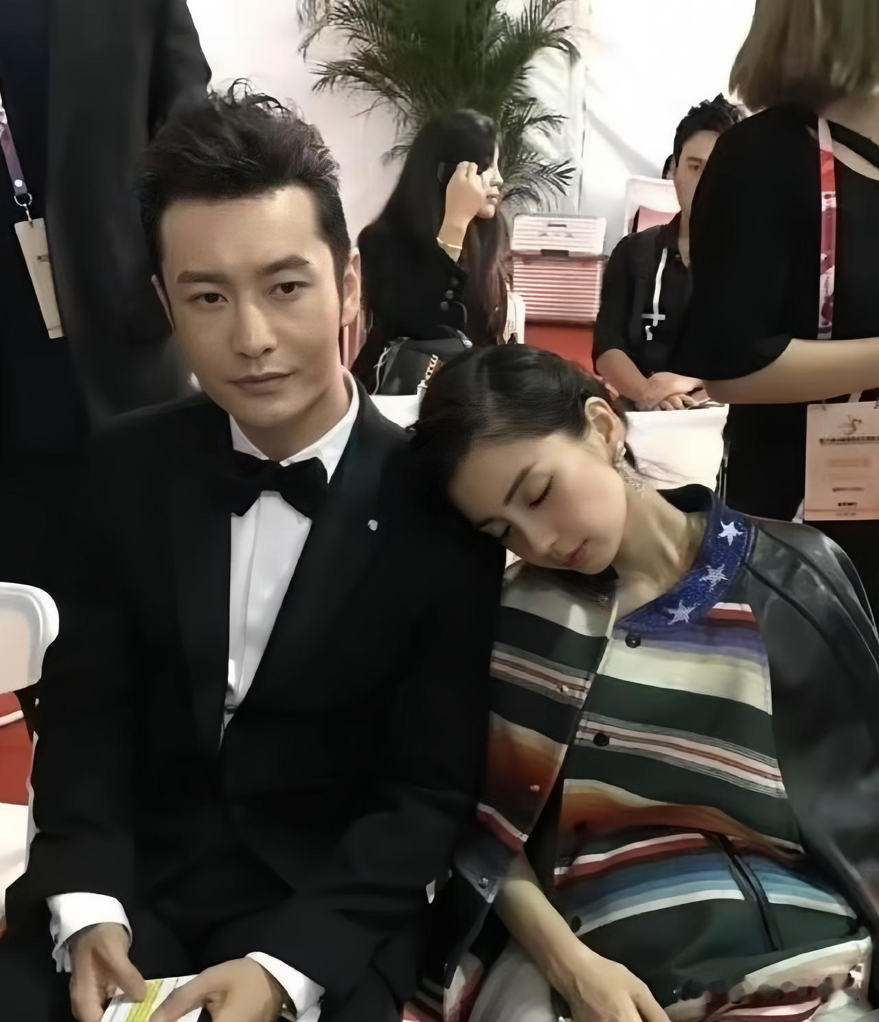 黄晓明和baby早年的合影。
这是2016年的活动现场，当时的baby怀着五个月