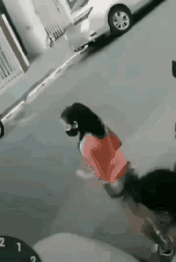 一对夫妻在马路边准备过马路，妻子先走出来，丈夫最后跟着妻子出来，两人在等着车辆先