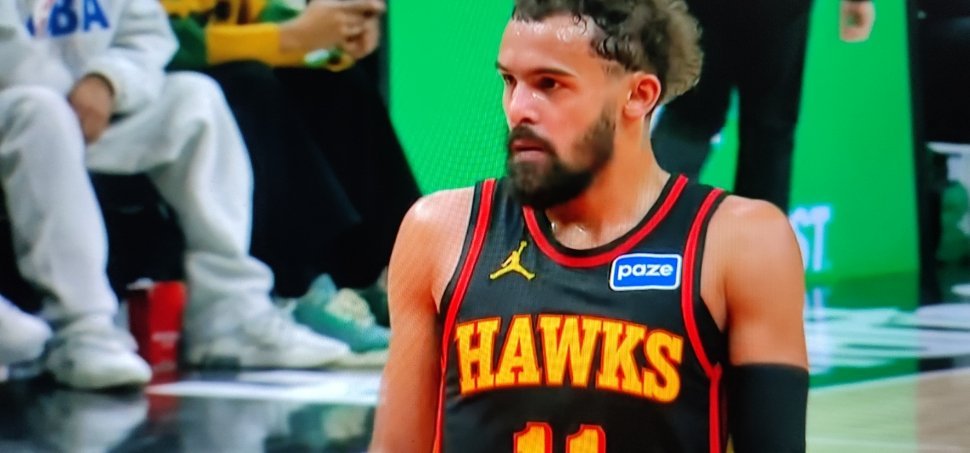 NBA常规赛，公牛队客场152:150战胜了老鹰队。两队都打出了高效的得分效率。