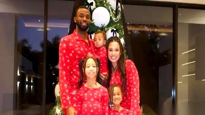 维金斯那张圣诞合影，看得我心里咯噔一下。
哪还有半点过节的样子？
胡子拉碴，眼神