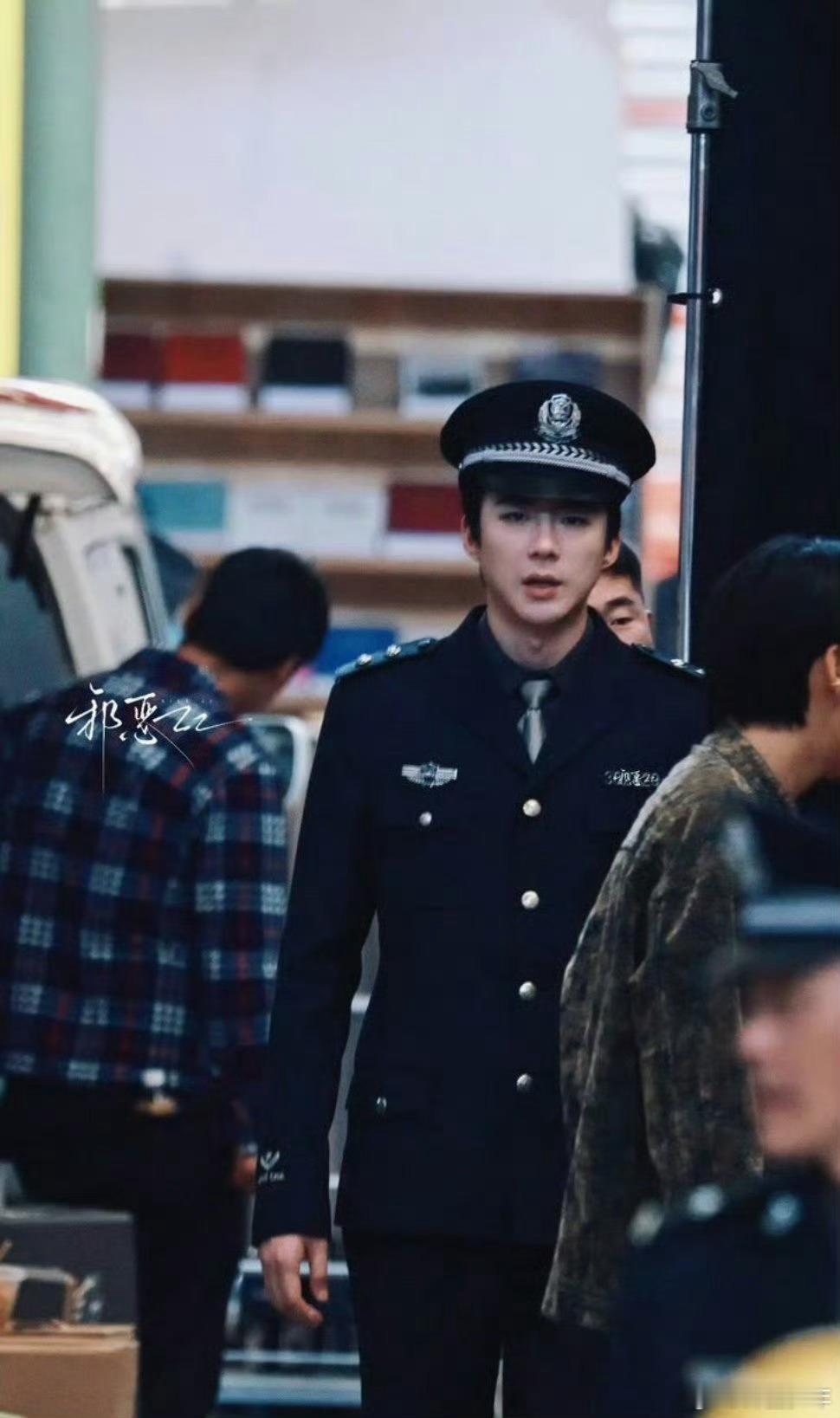 刘宇宁新剧制服造型路透谁懂啊！刘宇宁穿制服又帅又苏，行走的衣架子实锤，狠狠期待《